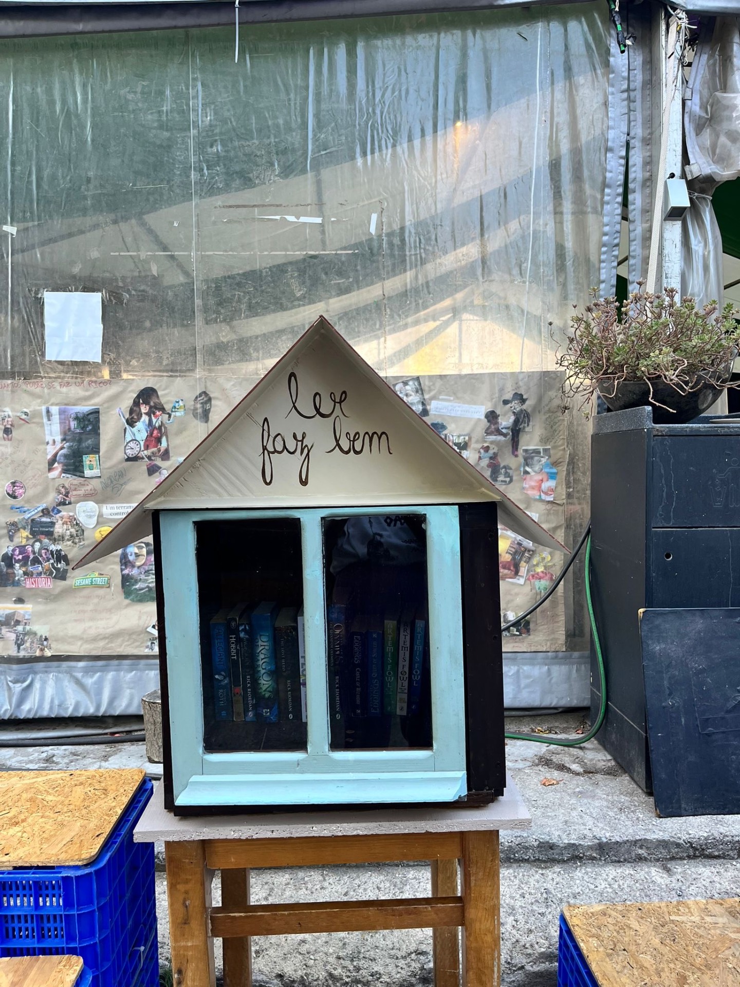 Casinha Ler Faz Bem · pequena biblioteca comunitária instalada na EcoFeira Du Bem para troca e doação de livros
